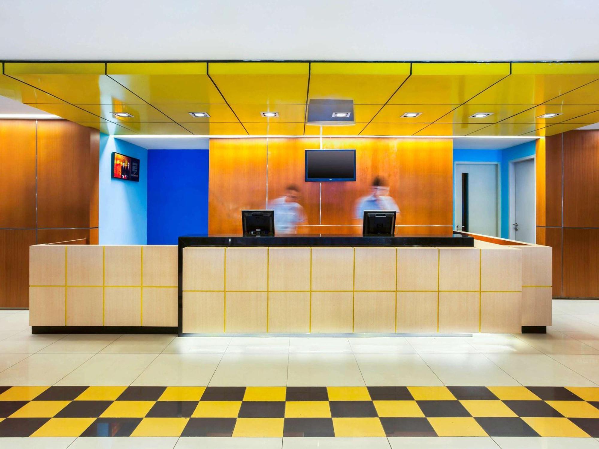 Ibis Budget Jakarta Menteng Exterior foto