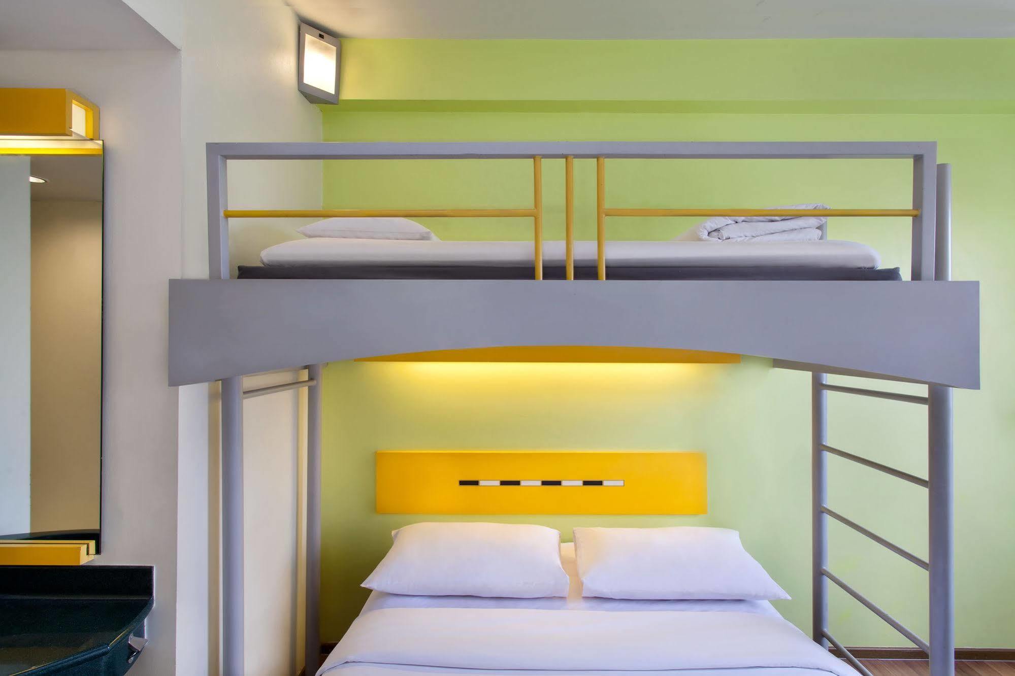 Ibis Budget Jakarta Menteng Exterior foto