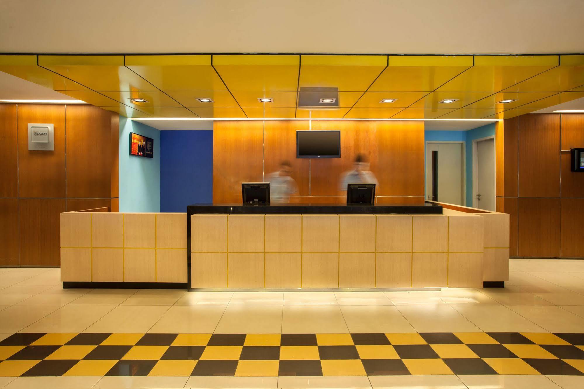 Ibis Budget Jakarta Menteng Exterior foto